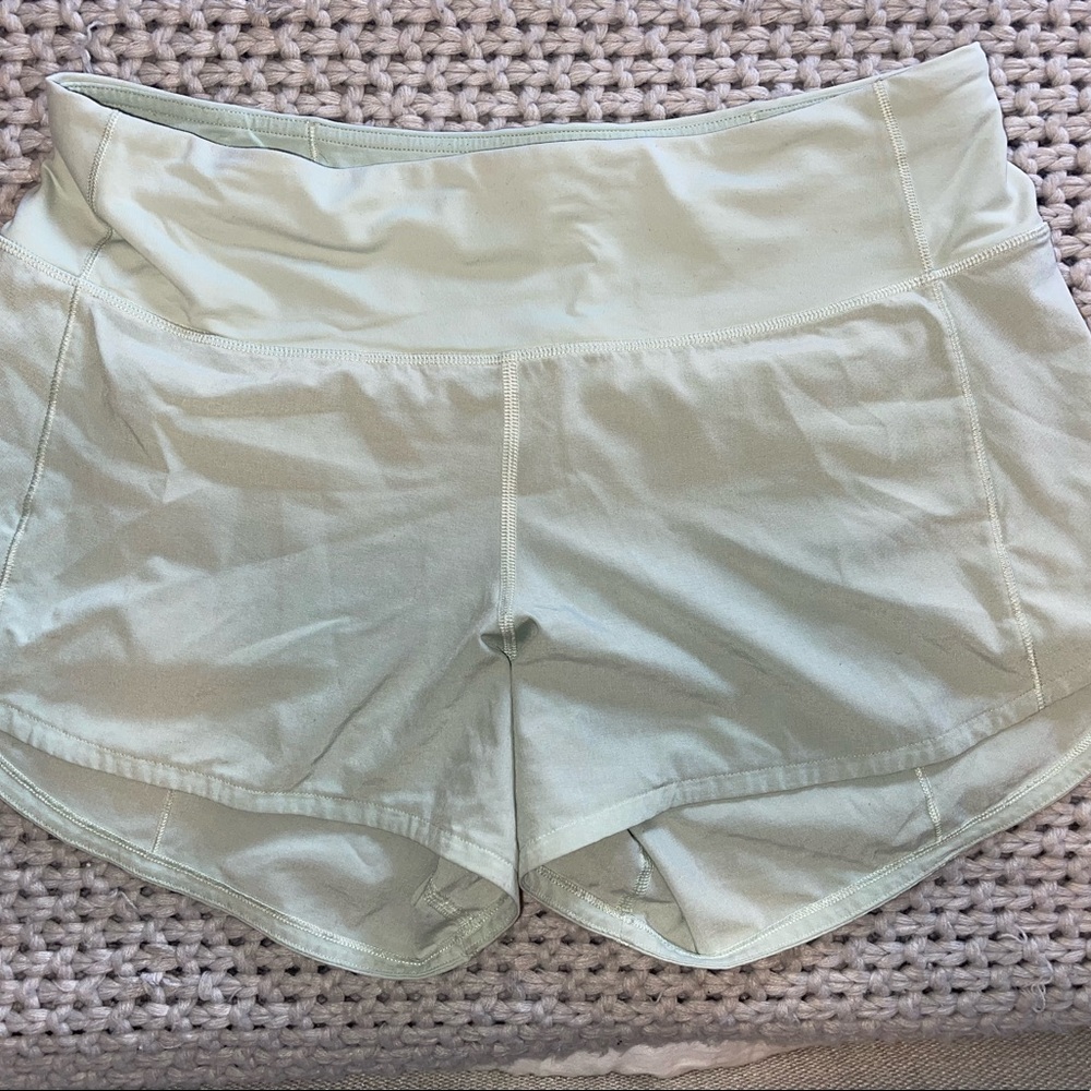 LULULEMON SPEED UP 4” LINED SHORT SIZE 6. Great condition.